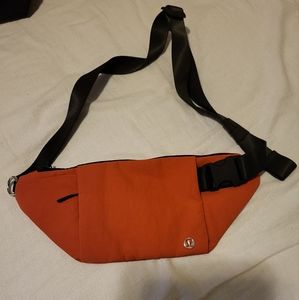 BNWOT Lululemon crossbody bag - similar to everyday bag
